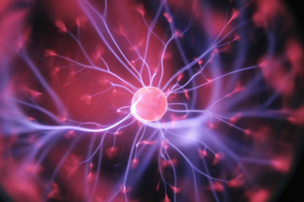 Yksittäinen synapsi hehkuu punaisen ja violetin sävyjä